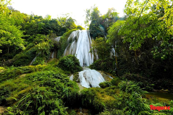 Thác Tạt Nàng là một trong bốn thác nước nổi tiếng mà du khách nên trải nghiệm khi đến khám phá trên cao nguyên Mộc Châu và Vân Hồ (Sơn La).