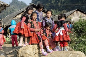 Trẻ em H'Mông xúng xính đón tết ở Vân Hồ