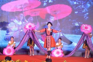 Thí sinh Mùi Thị Hương - huyện Vân Hồ trong trang phục truyền thống dân tộc Mông