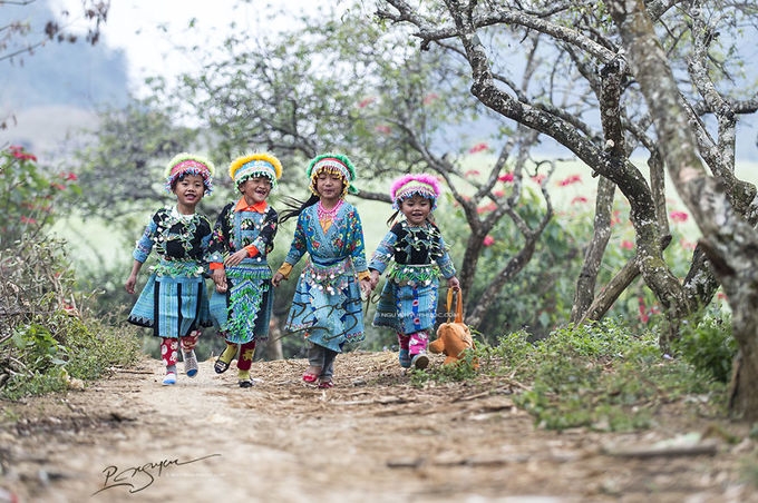 Trẻ em H'Mông xúng xính đón tết ở Mộc Châu