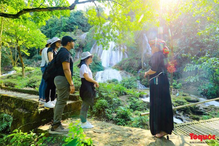 Chặng đường từ trung tâm huyện Vân Hồ đến thác Tạt Nàng nhỏ và khó đi, nhưng bù lại, du khách sẽ được tận mắt chiêm ngưỡng vẻ đẹp hùng vĩ, nguyên sơ của ngọn thác ẩn mình giữa làng bản và rừng cây xanh tốt.