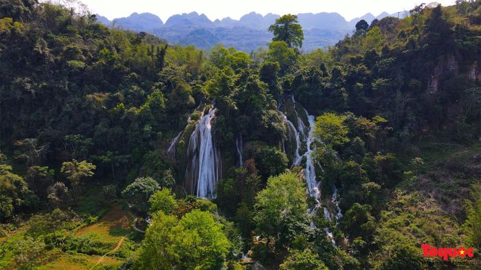 Thác Tạt Nàng là thác nước đẹp và hùng vĩ với chiều dài 150m, chiều cao hơn 100m, là hình ảnh biểu tượng cho vẻ đẹp hoang sơ nơi đại ngàn Chiềng Yên.