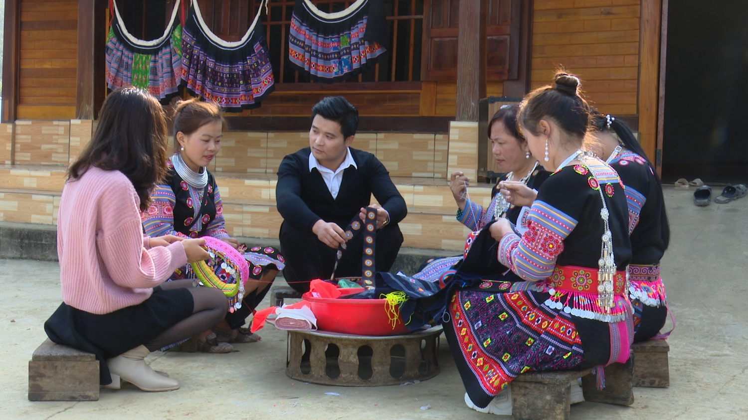 Phụ nữ dân tộc Mông giới thiệu về nghề làm trang phục truyền thống cho du khách