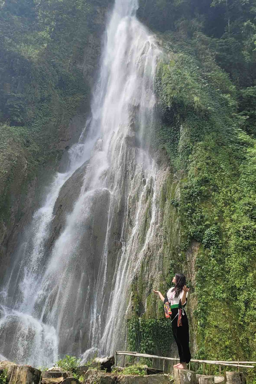 cảm giác mát mẻ, sảng khoái là những gì du khách có thể cảm nhận được khi đứng dưới chân thác Tạt Cạng bởi những bụi nước từ trên cao đổ xuống